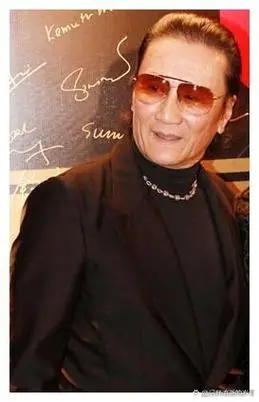 谢贤年轻时多厉害?李小龙与他合影靠边站,拍一部戏能买一栋大厦