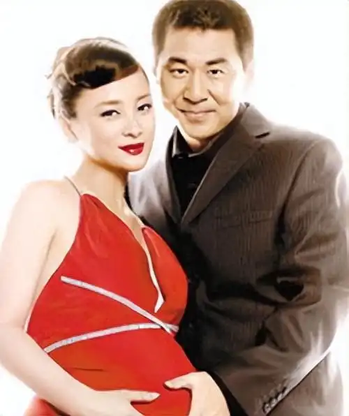 51岁吴越大方晒与男友旅行照网友惊叹比陈建斌帅