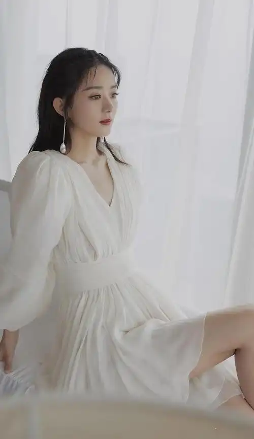 赵丽颖穿白裙好仙复古写真清秀可人生娃后变得更自信了