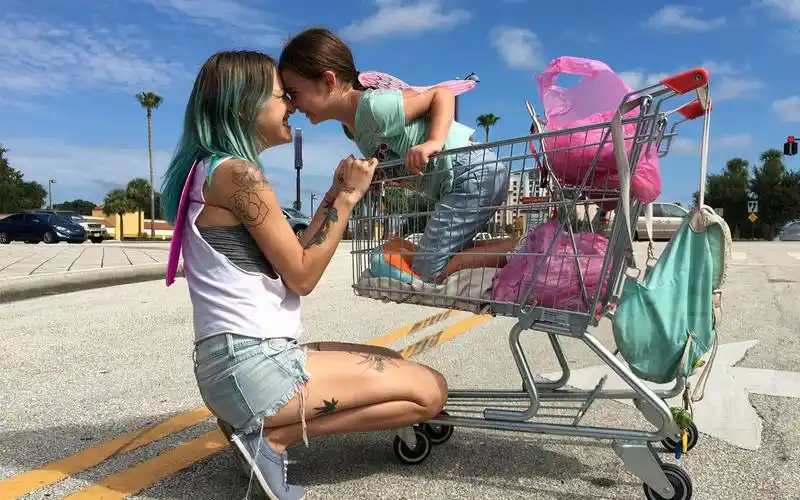 《佛罗里达乐园》一部外表光鲜实则虐心的黑马电影