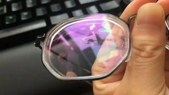 一个秘密买眼镜送的那块布不是擦镜片用的