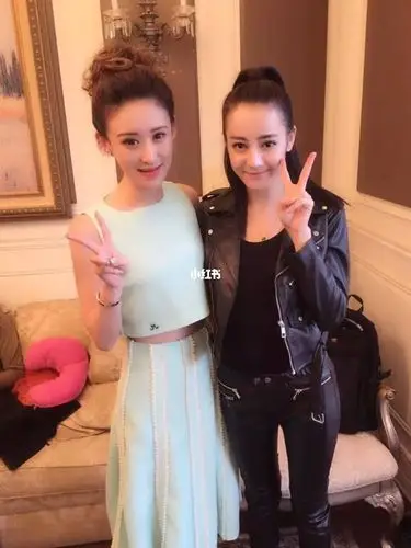 迪丽热巴合影照