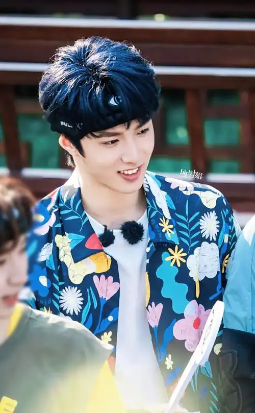 刘耀文蓝色花衬衫造型##刘耀文全员加速中饭拍路透