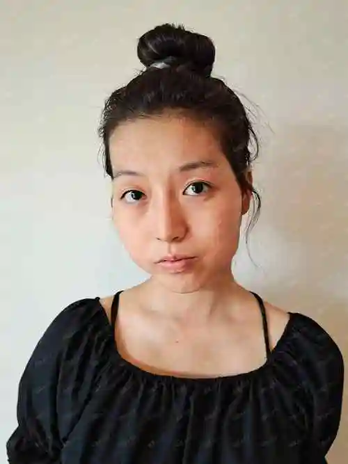 我的脸型左右两边非常的不对称,而且下巴附近也是很宽的,看着就来气