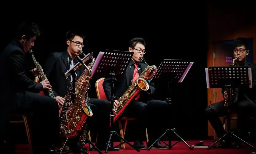 2009年 在中央民族大学音乐厅举办"姬圣达萨克斯个人独奏音乐会",获