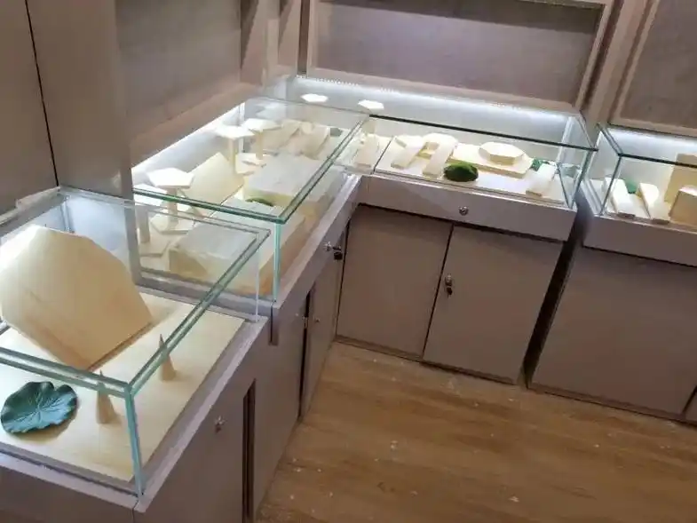 春暖花开 你的店铺还是四季同款陈列吗?银饰轻奢风 #陈列道具 - 抖音