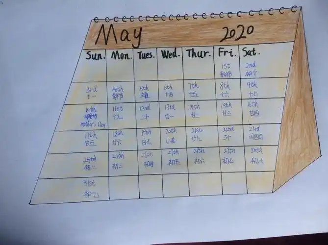 周末我们布置了一项作业,制作五月的英文日历,咱们快来看看吧!