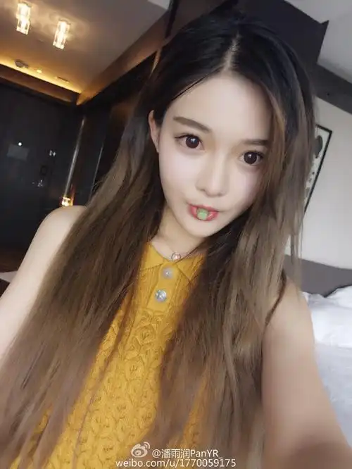 组图:网红潘雨润撑桌挺翘臀 嘟嘴甜笑娇气十足_高清图集_新浪网