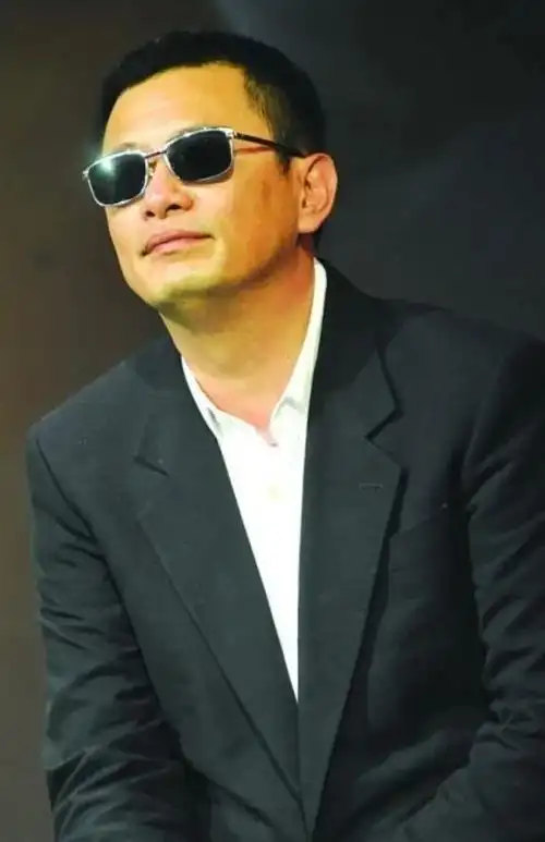 突发著名大导演心脏衰竭病逝终年70岁好友王家卫闻讯大感愕然