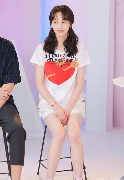 郑爽认真营业穿2万2的斗篷大衣配小白鞋甜美软糯却气场满分