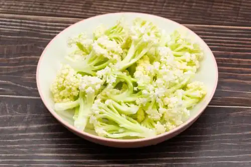 木桌背景一盘切好的花菜食材