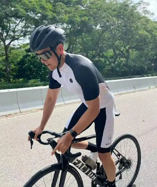 5日,彭于晏在社交平台晒出骑车的自拍和背影,照片中,他一身紧身运动服