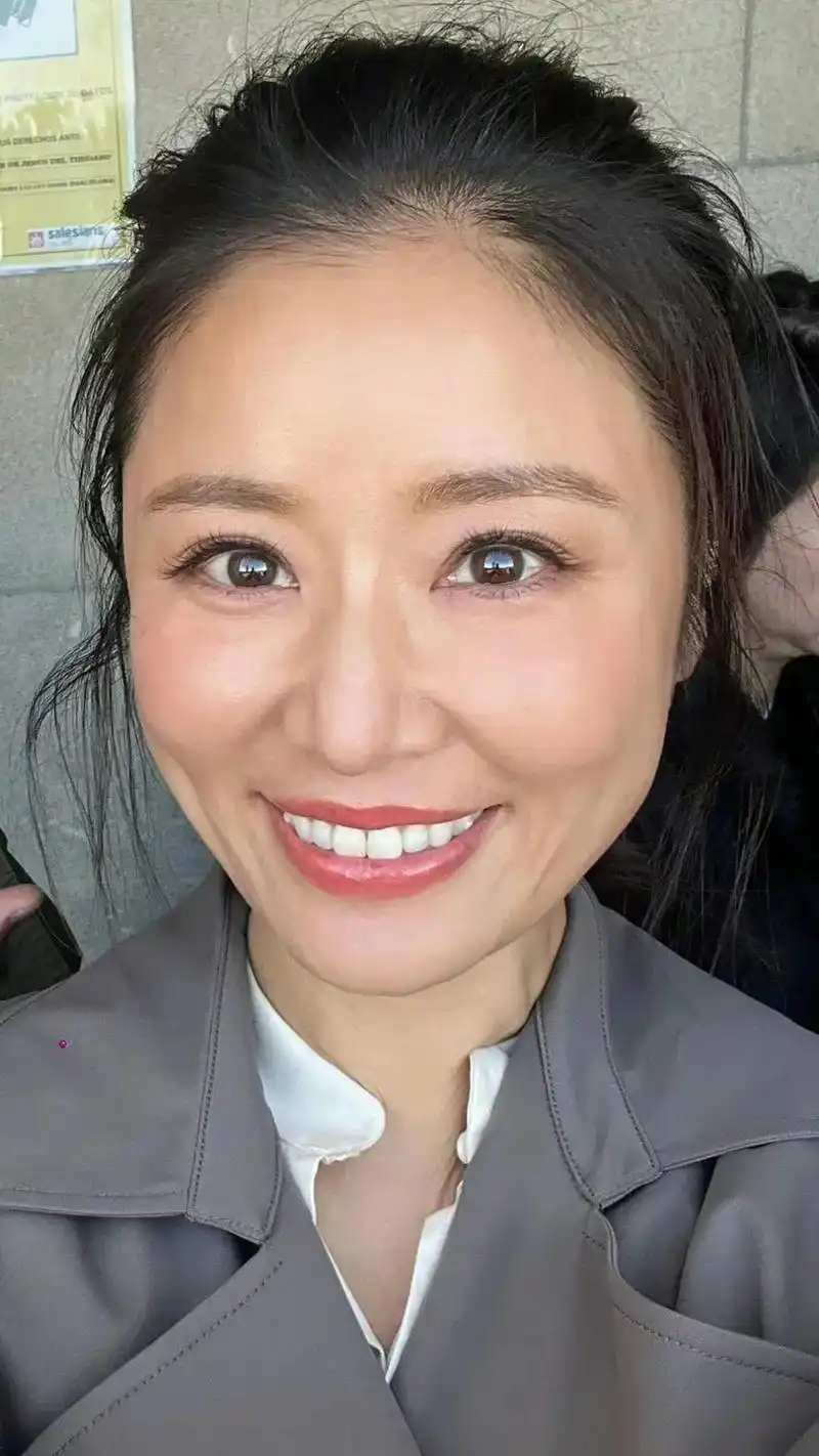 48岁林心如近照曝光,皮肤细腻,五官优越,比老公霍建华年轻多了