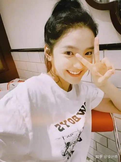 剪刀手是我们日常最常用的一个自拍姿势了,但是并不是随意普通地摆一