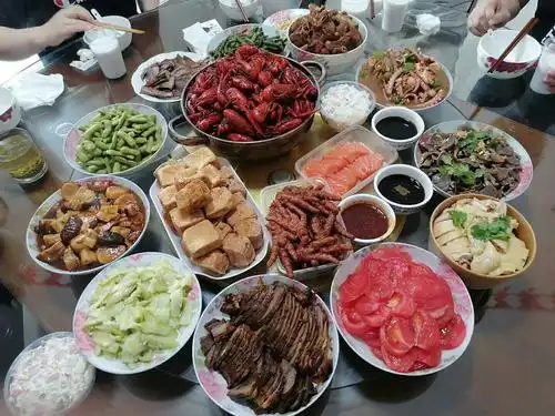 上海人的普通家庭聚餐,有三文鱼[献花][献花][赞][赞]