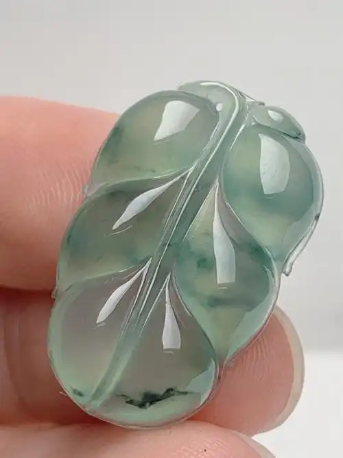 冰润晴底飘花翡翠树叶挂件