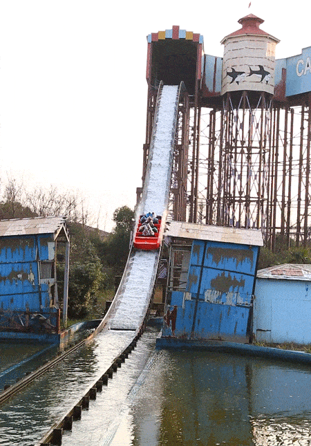 此刻 千万别吝啬你的尖叫啊~ 激流勇进 从26米高处飞驰而下 冲进水池