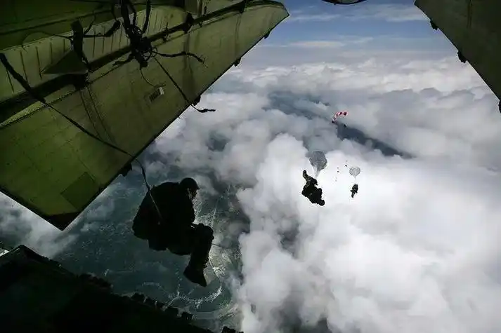 当年汶川救灾,空降兵15勇士的惊天一跳,为何至今都说难度极高?