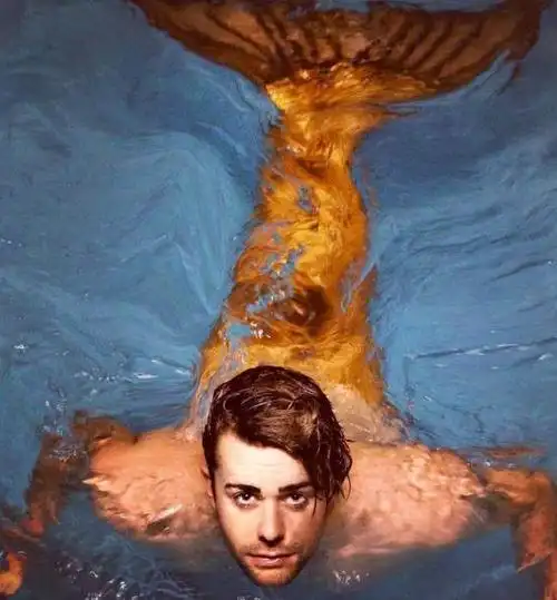 男子幻想自己是条美人鱼,给自己定做了一个鱼尾,整天穿着不离身