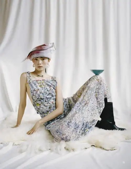 雎晓雯出镜《vogue》2021年1月刊时尚大片