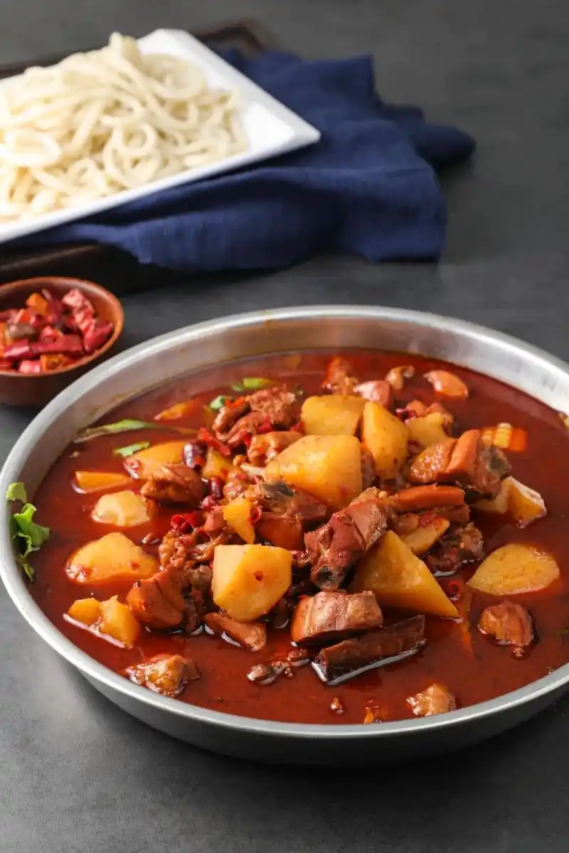 运城大盘鸡的颜色更加鲜红.