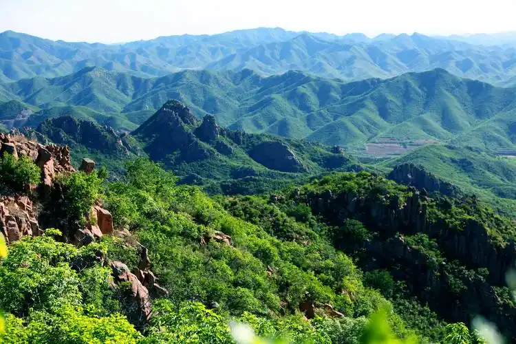 p>辽宁北票大黑山旅游景区位于 a target="_blank" href="/item/辽宁