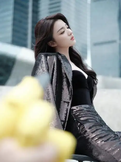 王楚然亮片西装造型