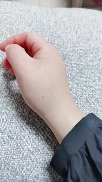 老一辈说过女孩子遇到爱的人手上会长出一颗朱砂痣当爱意变淡到最后