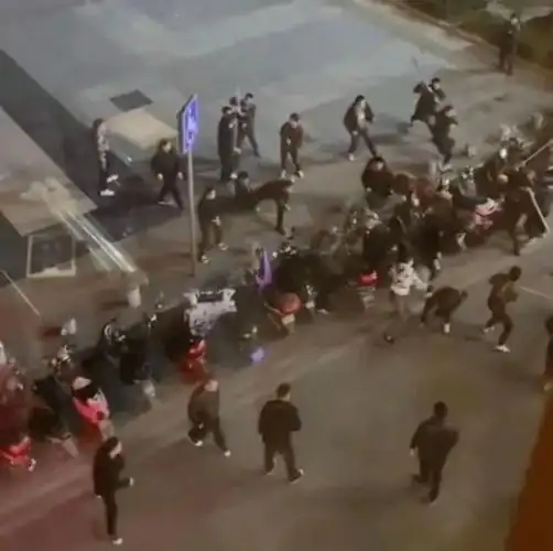 深夜广西某地上演真实版古惑仔街头斗殴场面十分混乱