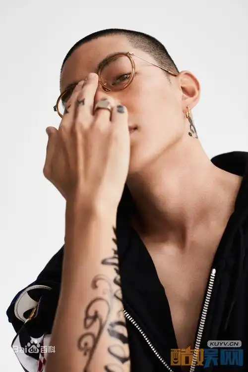 屈楚萧肌肉大片写真