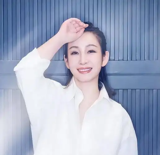 而让大家更没有想到的是,转身这个男人又和秦海璐的前男友一样,抛弃了