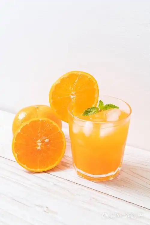 一杯加冰的橙汁