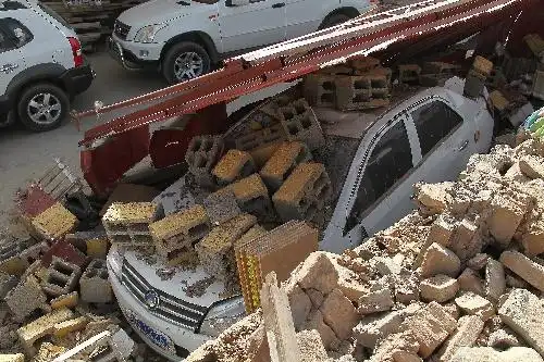 组图:青海玉树地震废墟直击