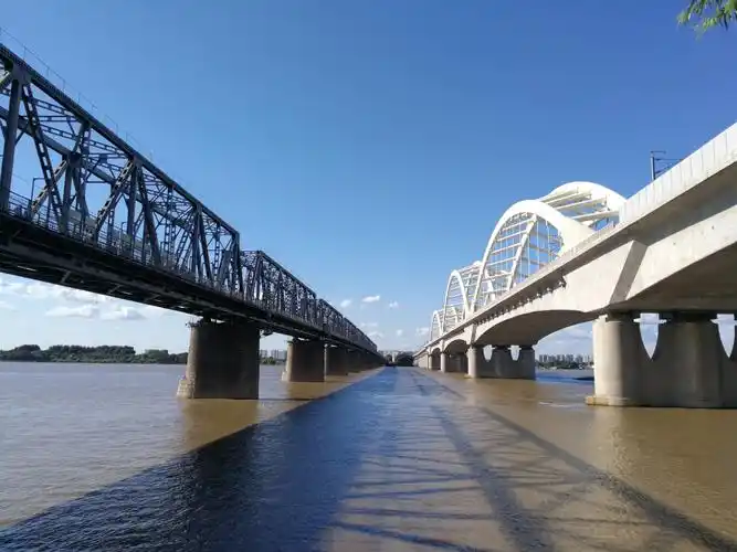 纵观新,旧松花江大桥!