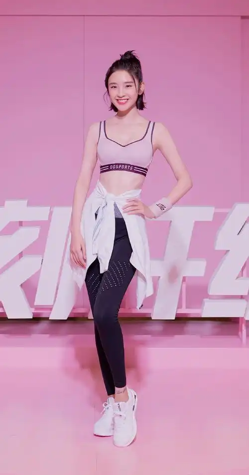 唐艺昕出席活动,一身运动风穿搭活力四射