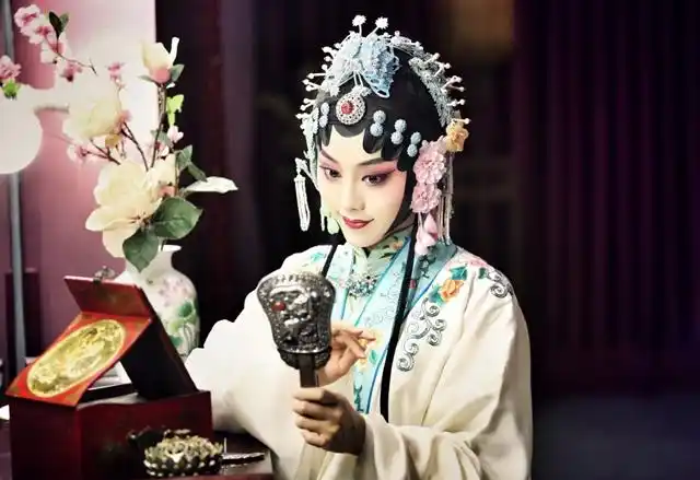 明明可以靠脸吃饭,却非要靠演技,这位京剧小花旦不简单