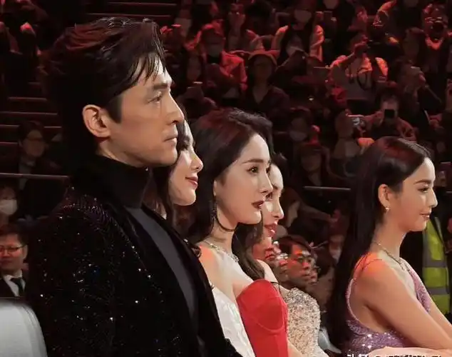 刘亦菲到底算不算中国第一美女看看她和范冰冰的合照你就有答案