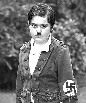 威廉竟扮成了希特勒,他佩戴了袖标,标志性的小胡子还是他妈妈亲自给他