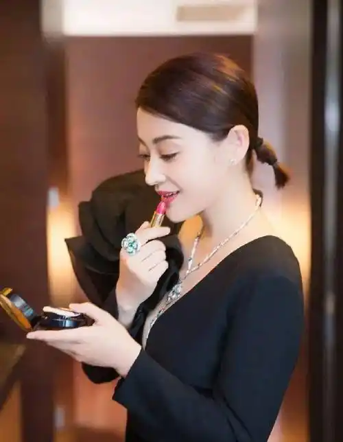 推荐发型:拥有和梅婷相类似五官与脸型的姑娘选择发型时宜简不宜繁