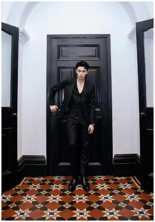 看来吴磊同学以后可以尝试更多类型的角色了,戏路很宽,期待吴磊的精彩