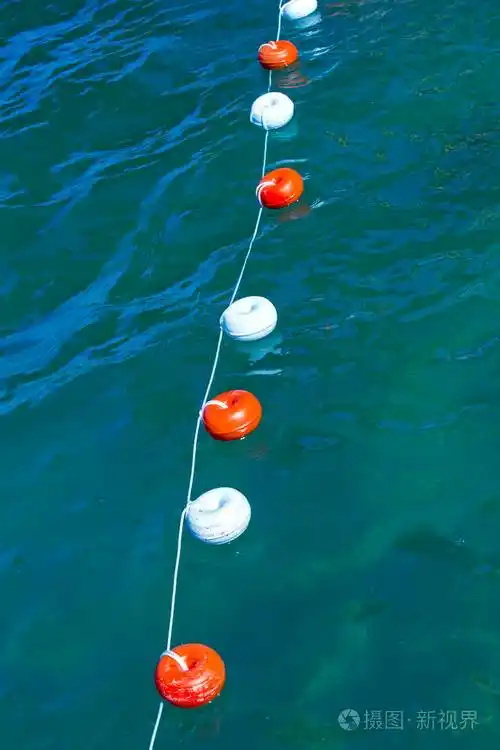 带浮标的绳子在蓝色的水面上.海上浮标照片-正版商用图片28r2s8-摄图
