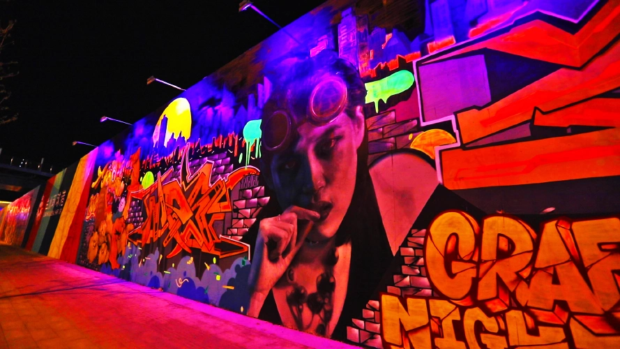 最近兰州出现了一座巨型涂鸦墙,在高铁西站旁,涂鸦艺术家们即兴创作