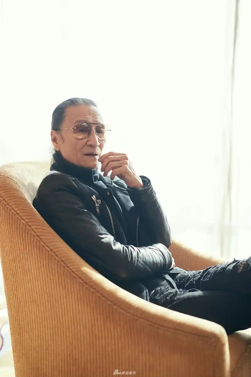 组图:81岁谢贤扎辫子带墨镜潮范儿十足 一身黑look身材超有型_高清