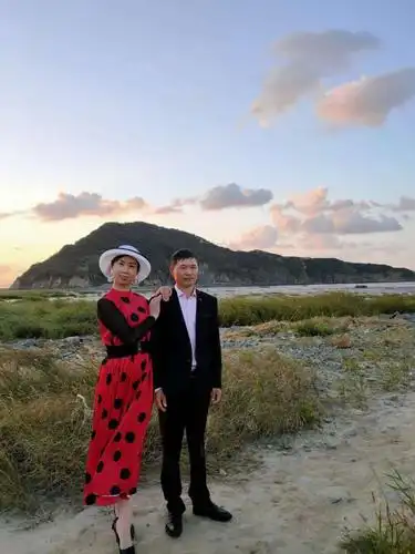 一对恩爱的80后小夫妻