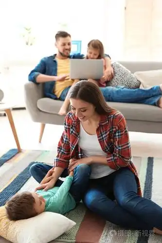 年轻夫妇花时间和孩子们呆在家里.幸福家庭