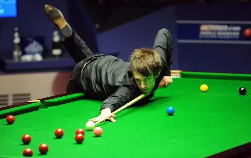 图文:世锦赛丁俊晖无缘决赛 特鲁姆普翘腿击球