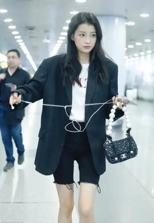 孙怡穿西装 牛仔短裤,时髦帅气又显高显瘦,粉丝:大长腿太抢镜_造型