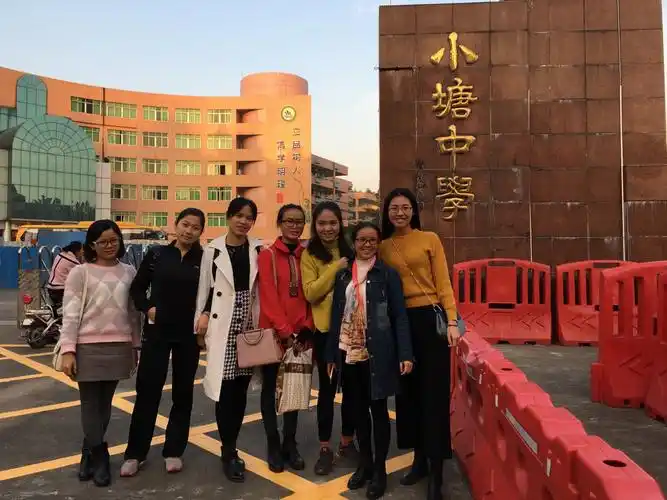 走进小塘中学小学部,学习如何朗读,学习如何保护自己的嗓子.