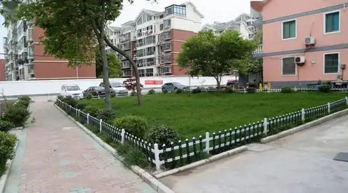 小游园1处,清理宅前屋后乱堆乱放,亮化农户墙面,新增村庄绿化1250平方