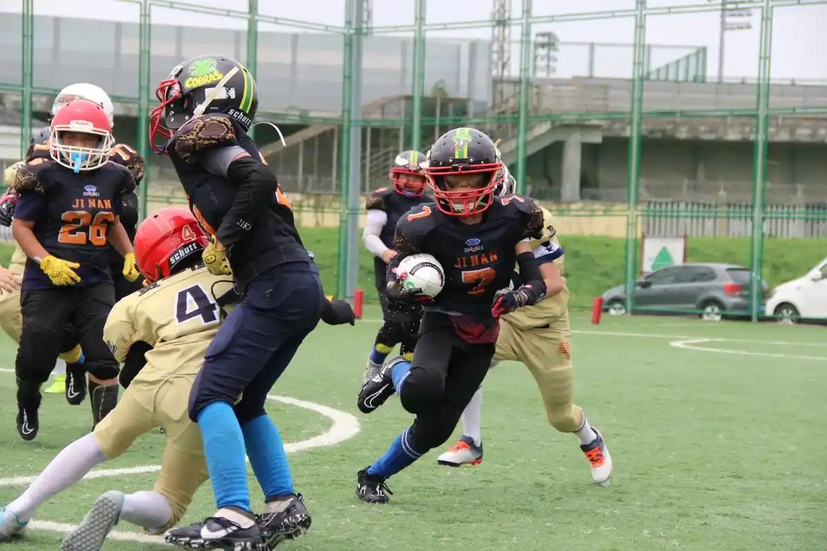 橄榄球成都之行.10个球员球员征战成都,一天半打了5场比赛. - 抖音